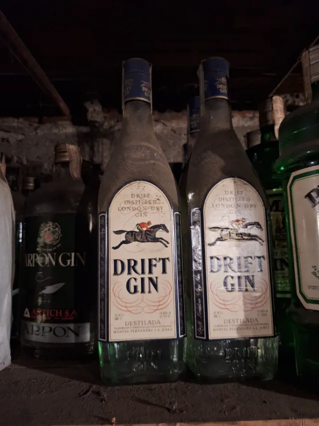 Bottiglie antiche di varie classi per la decorazione