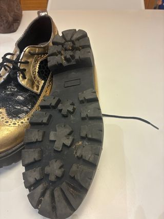 Zapatos dorados y negros