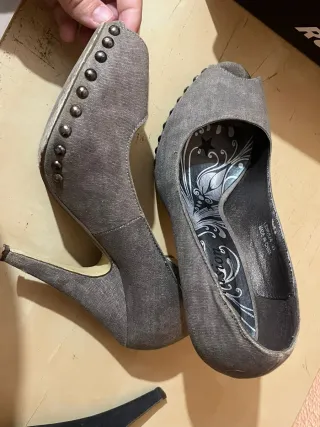 Zapatos de tacón negros con tachuelas