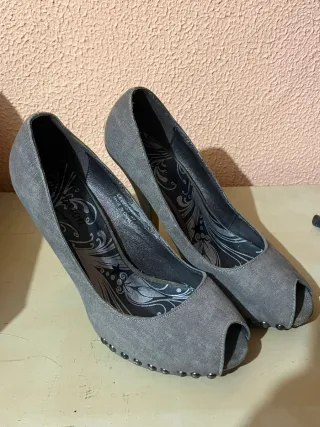 Zapatos de tacón negros con tachuelas