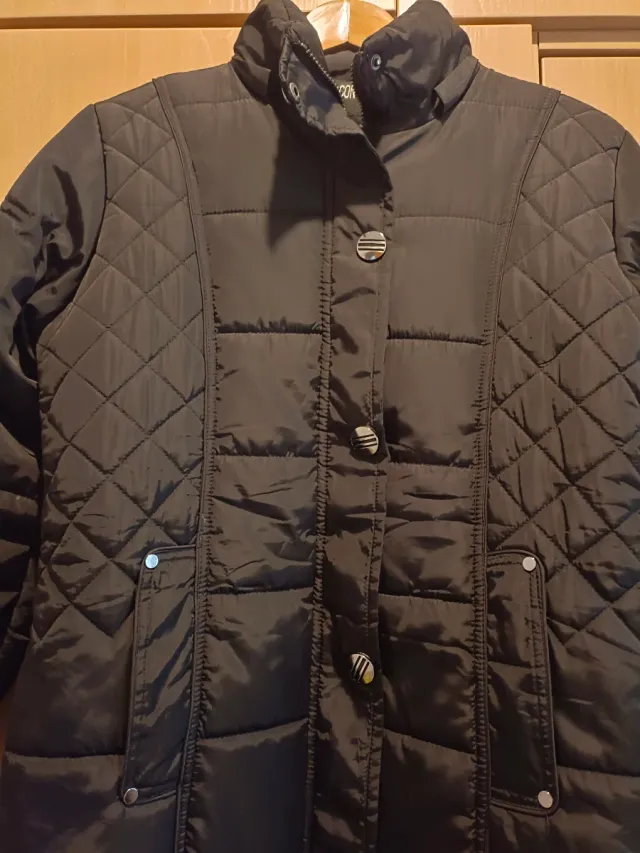 Abrigo negro acolchado