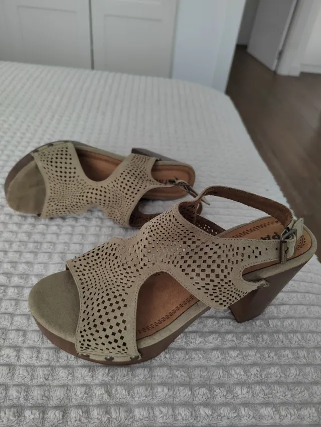 Sandalias de tacón de cuña sin estrenar.