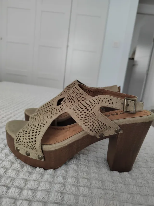 Sandalias de tacón de cuña sin estrenar.