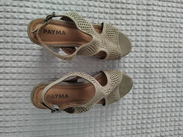 Sandalias de tacón de cuña sin estrenar.