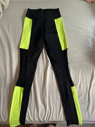 Mallas deportivas negras y amarillas