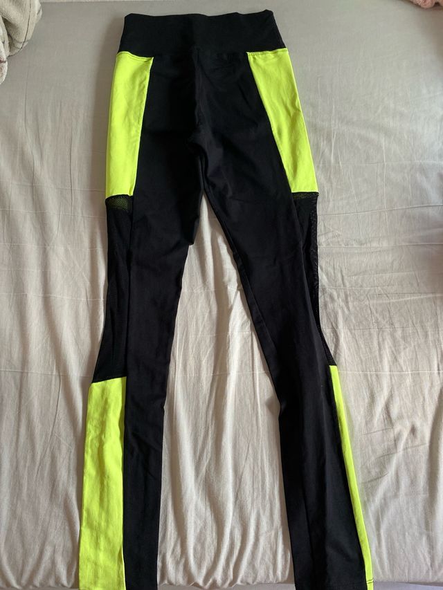 Mallas deportivas negras y amarillas