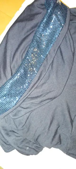 Jersey negro con detalles azules