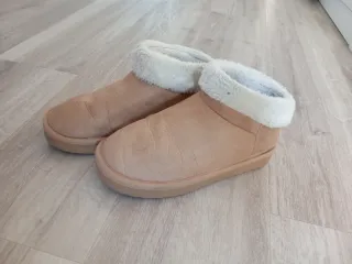 Botas beige con forro blanco