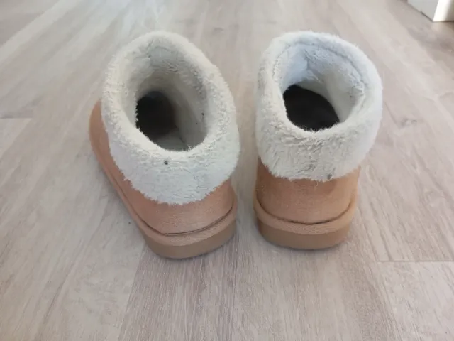 Botas beige con forro blanco