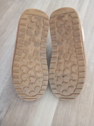 Botas beige con forro blanco