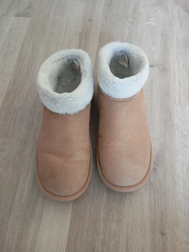 Botas beige con forro blanco