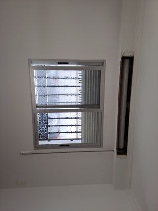 Regalo mosquitera.Rejas de hierro con ventana y pe