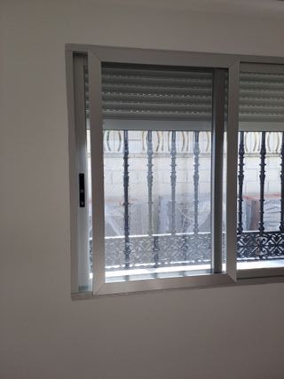 Regalo mosquitera.Rejas de hierro con ventana y pe