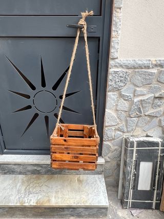 Portafiori in legno con corda