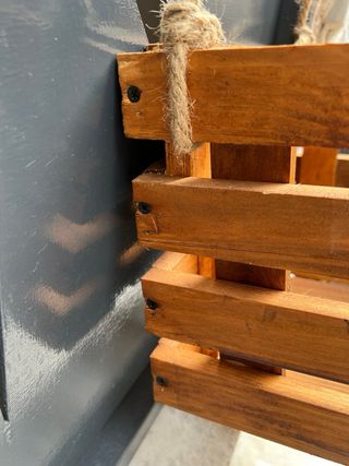 Portafiori in legno con corda