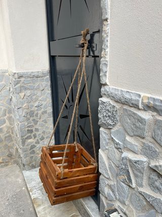 Portafiori in legno con corda