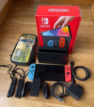 Nintendo Switch OLED con funda Zelda y caja