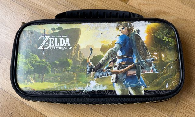 Nintendo Switch OLED con funda Zelda y caja