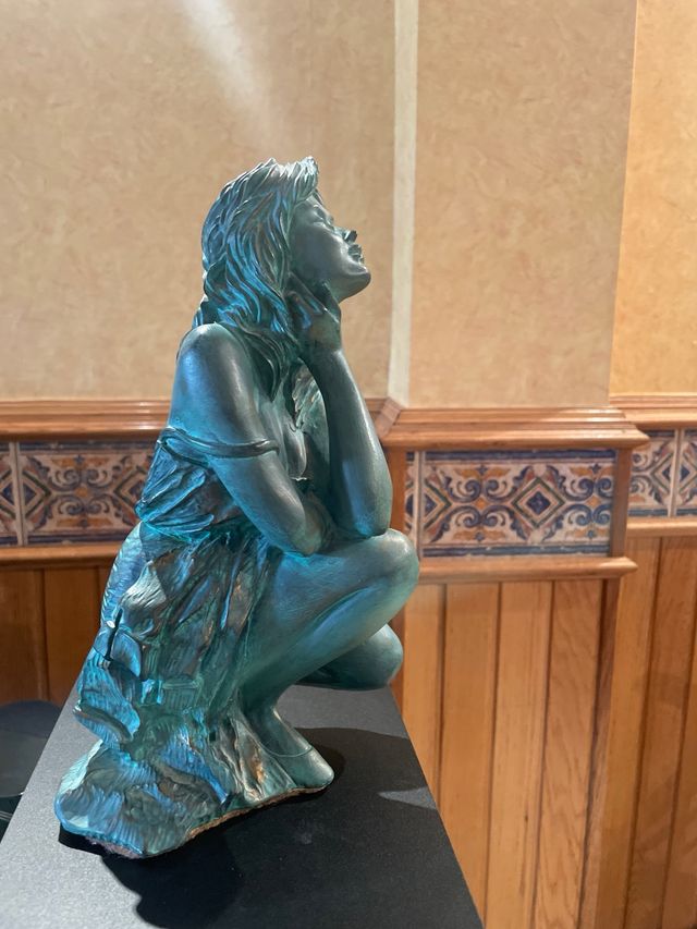 Figura de bronce mujer