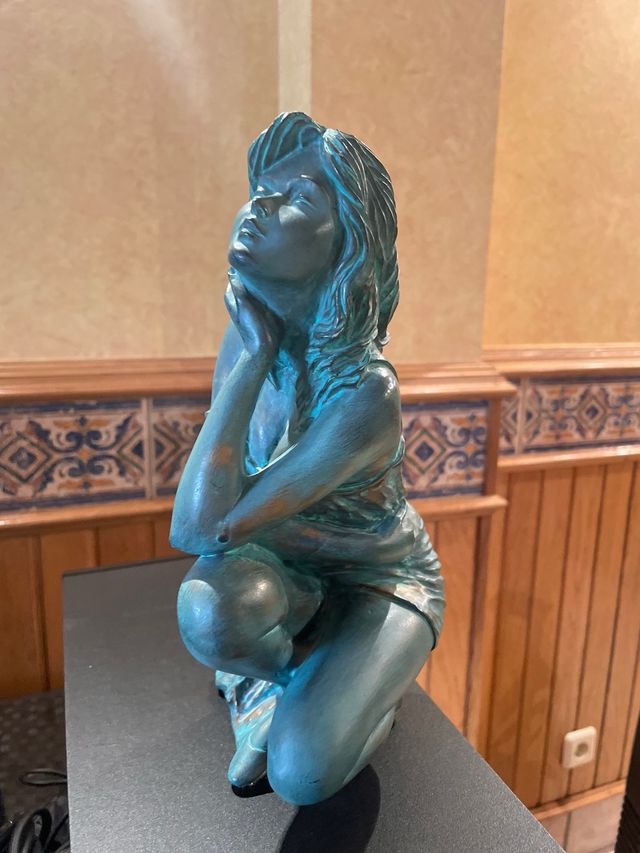 Figura de bronce mujer
