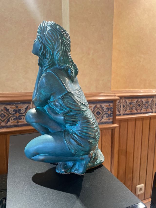 Figura de bronce mujer