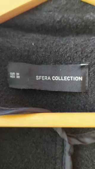 Abrigo negro largo abierto por delante