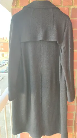 Abrigo negro largo abierto por delante