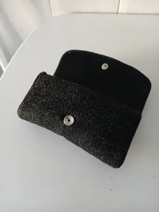 Bolso cartera fiesta negro brillante.