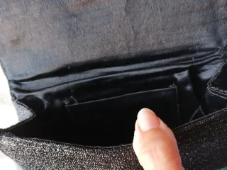 Bolso cartera fiesta negro brillante.