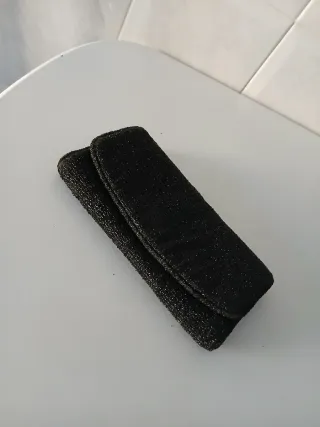 Bolso cartera fiesta negro brillante.