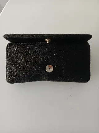 Bolso cartera fiesta negro brillante.