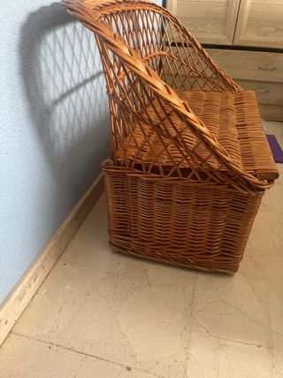 Sillón de mimbre marrón