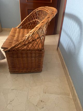 Sillón de mimbre marrón