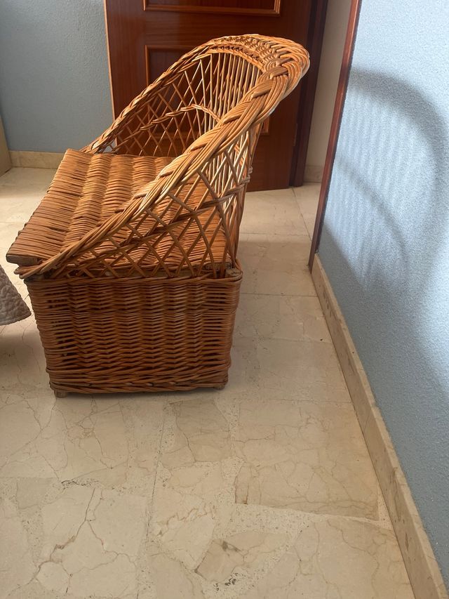 Sillón de mimbre marrón