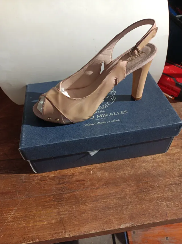 Beige Slingback Tacón