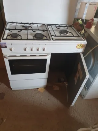 Cocina de gas blanca con horno