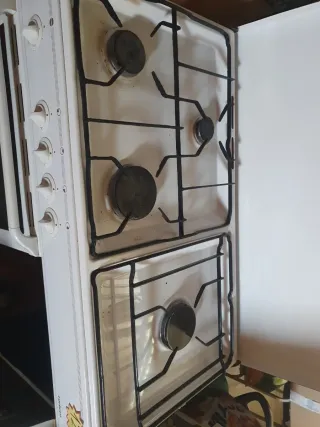 Cocina de gas blanca con horno