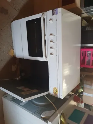 Cocina de gas blanca con horno