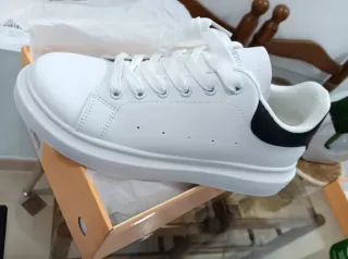 Zapatillas blancas y negras