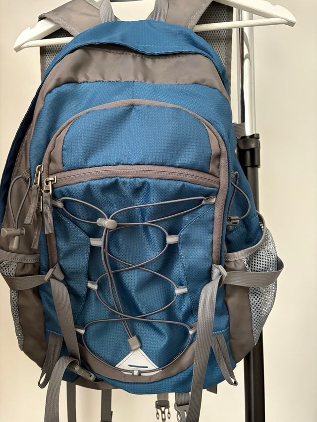 Mochila senderismo azul y gris 52cm de Amazon