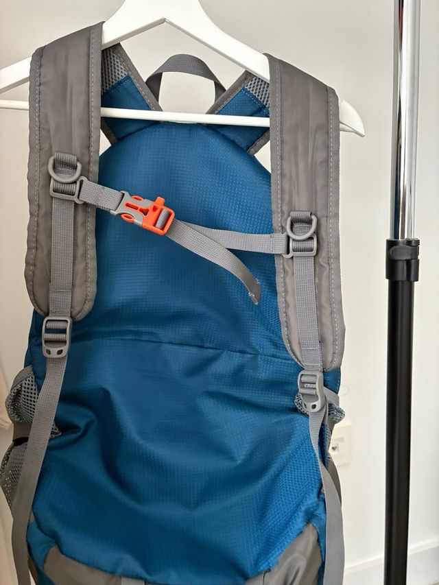 Mochila senderismo azul y gris 52cm de Amazon