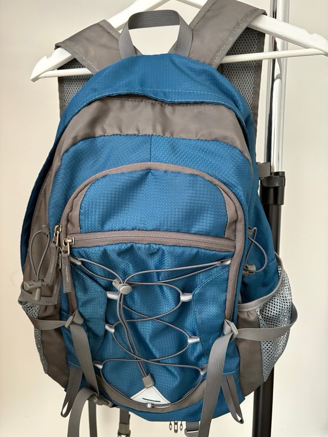 Mochila senderismo azul y gris 52cm de Amazon