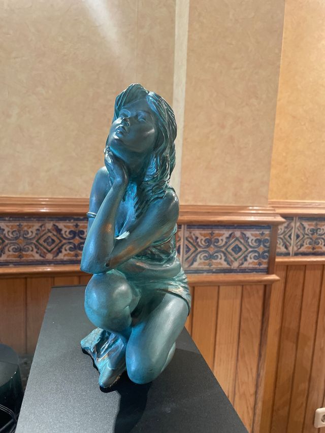 Figura de bronce mujer