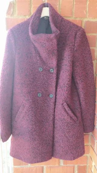 Abrigo ONLY de paño boucle en color burdeos/negro