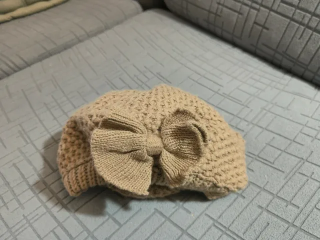 Gorro beige con lazo