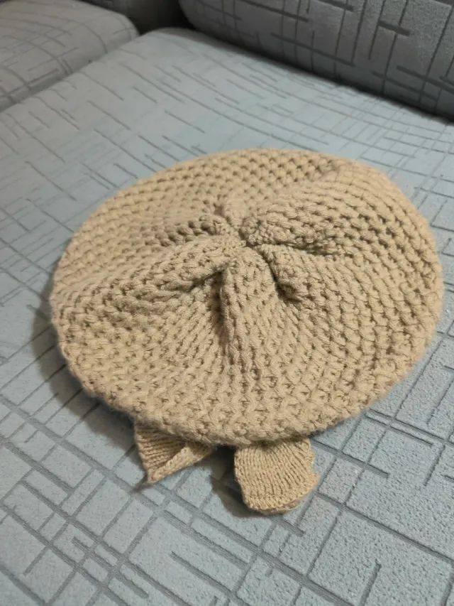 Gorro beige con lazo