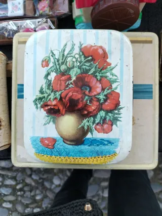 Scatola vintage con fiori rossi
