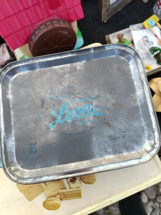 Scatola vintage con fiori rossi