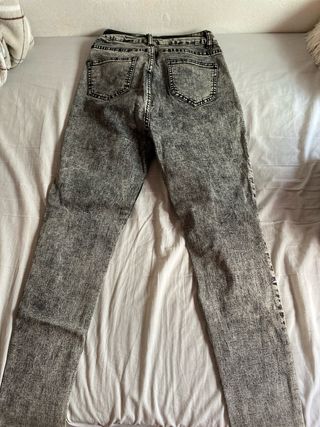 Pantalones vaqueros desgastados negros y grises