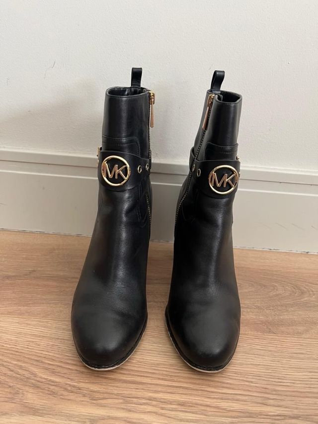 Botas Michael Kors Negras con Detalles Dorados